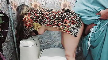 Esposa paquistaní follada en el baño por su suegro