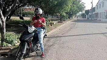 me motocicleta se averio y un extraño me ayuda con el mantenimiento
